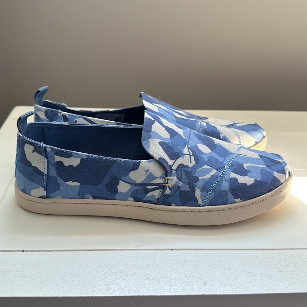 TOMS - Picture 2 of 3